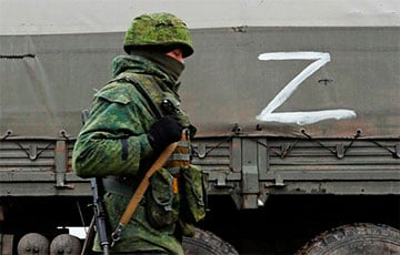 Генштаб ВСУ: Оккупанты из РФ закрашивают на своей технике буквы Z и вешают флаги Украины