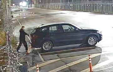 В Минске подросток несколько часов бросал в чужой BMW кирпичи, дорожные знаки и другие предметы