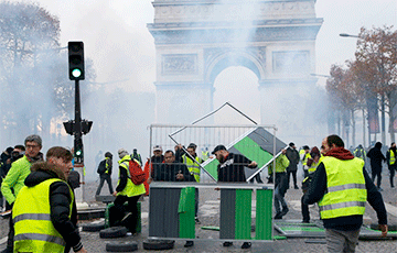 Протесты «желтых жилетов» во Франции: сильные кадры