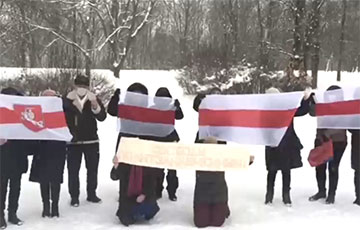 Минские пенсионеры провели акцию под бело-красно-белыми флагами