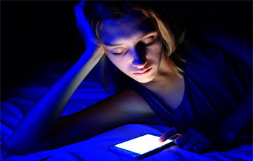 Ученые выяснили, как синий свет от смартфонов влияет на человека