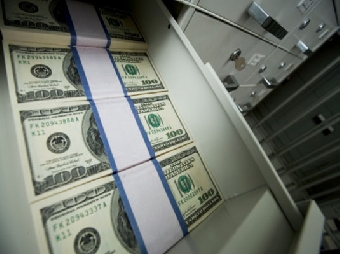 Белорусы забирают деньги из банков