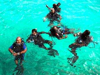 Правительство Мальдив ушло совещаться под воду