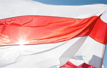 На Старый замок в Гродно повесили бело-красно-белый флаг
