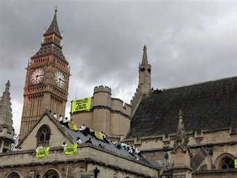 Сорок активистов "Гринпис" влезли на крышу британского парламента