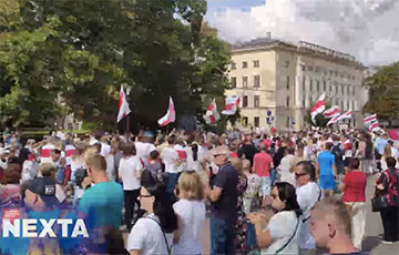 Тысячи жителей Гродно движутся на центральную площадь и скандируют «Уходи!»