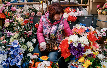Экологи просят беларусов отказаться от покупки искусственных цветов на Радуницу