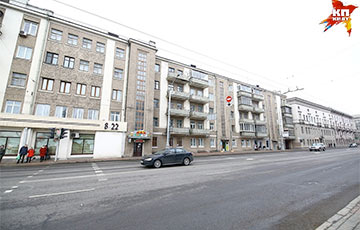 Жителей домов в центре Минска обязали перекрасить окна в коричневый цвет