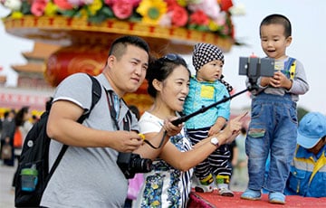 Власти Китая разрешили семьям заводить трех детей