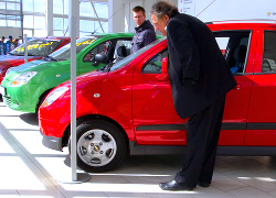 Продажи автомобилей в России упали почти на четверть