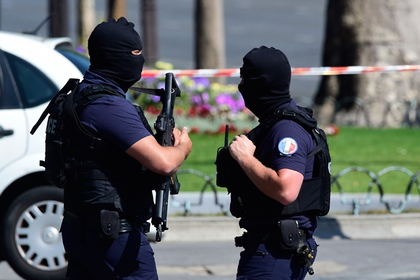Напавший на жандармов в Париже умер от удушья