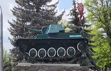 Московиты в оккупированном Мелитополе сняли с постамента танк Т-70 1942 года выпуска