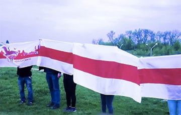 Жители Витебска вышли на акцию протеста под бело-красно-белыми флагами