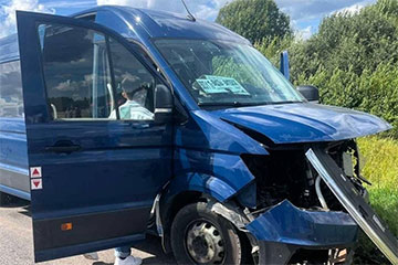 В Витебской области маршрутка вылетела на встречную полосу и врезалась в авто