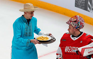 Фотофакт: хоккеист минского «Динамо» накормил вратаря драниками