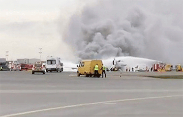 СМИ: При пожаре в самолете Superjet-100 в Шереметьево погибли 10 человек