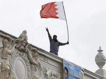 В Лондоне демонстранты забрались на крышу посольства Бахрейна