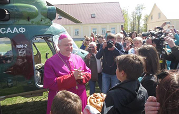Посол Ватикана прилетел в Будслав на вертолете