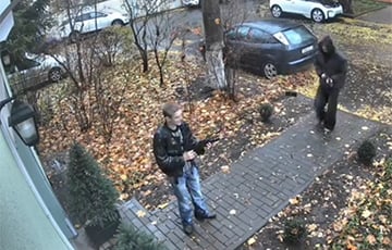 Беларуска рассказала, как к ее салону пришли подростки с автоматами