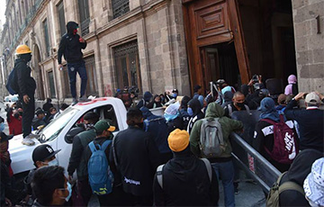 Протестующие в Мексике ворвались в президентский дворец