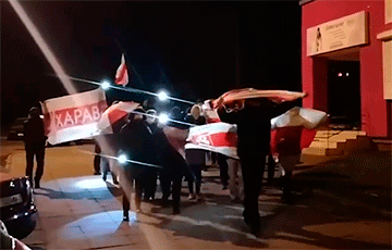 В Сухарево минчане вышли на марш под бело-красно-белыми флагами