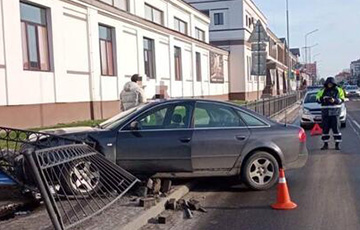 В Пинске водитель Audi снес три пролета металлического ограждения
