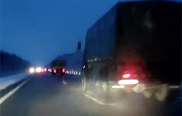 Колонна военной техники движется в сторону аэродрома Мачулищи под Минском