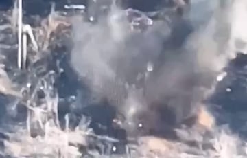 Видеофакт: Московитского оккупанта подбросило в «космос» после попадания артиллерийского снаряда