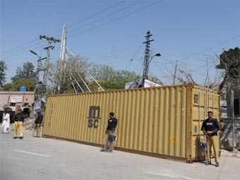 В Пакистане найден контейнер с 43 трупами