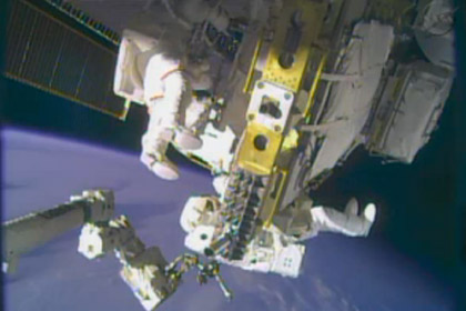 Астронавты вышли на «рождественскую прогулку» в открытый космос