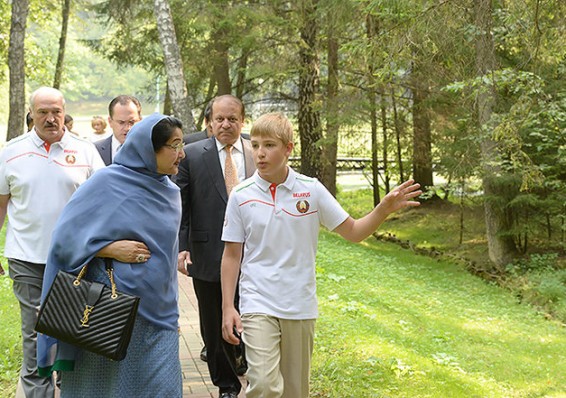 Николай Лукашенко показал премьер-министру Пакистана резиденцию отца