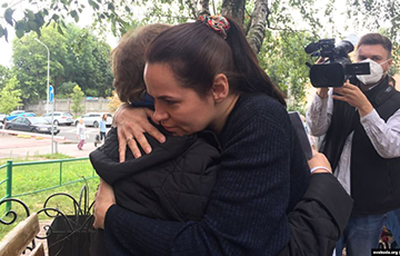 Светлана Тихановская встретилась с близкими политзаключенного Дмитрия Фурманова, которые объявили голодовку