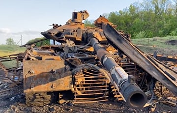 Украинские бойцы уничтожили московитский танк дроном-камикадзе