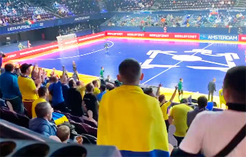 Исполнили песню про Путина: как фанаты поддерживали Украину в матче с РФ