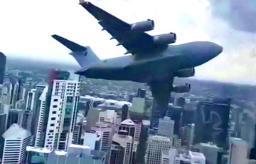 Видеофакт: Самолет летает по городу, маневрируя между зданиями
