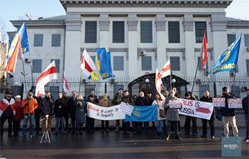 В Киеве, Вильнюсе и Нью-Йорке провели пикеты в защиту независимости Беларуси