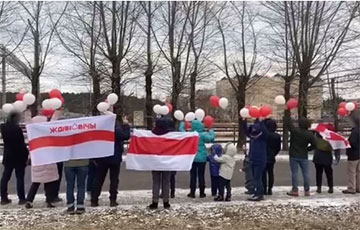 Белорусы запускают воздушные шары цветов национального флага
