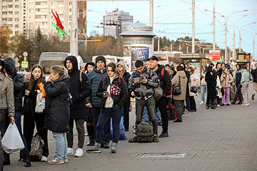 Беларусы выстроились в огромную очередь