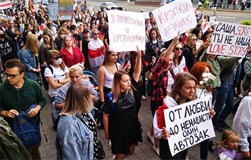 Колонна участниц Женского марша мира перекрыла проспект Независимости