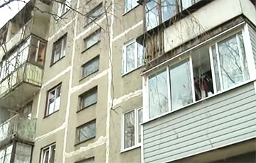 Жители дома в Бресте делают бесконечные ремонты за свой счет