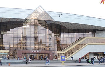 В Минске двух парней заставили убирать вокзал
