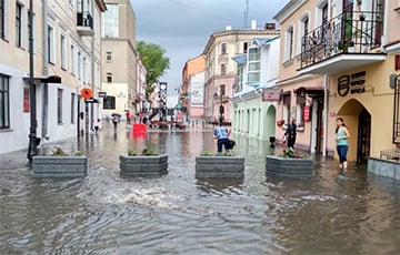 В Минске затопило улицы, банк и автосалон