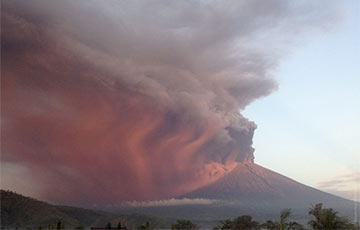 15 человек обратились в белорусское посольство в Индонезии из-за извержения вулкана