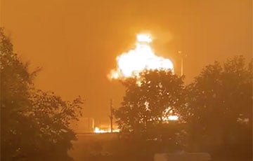 В Шахтерске прогремели взрывы на нефтебазе армии РФ: над бочками с топливом столбы огня