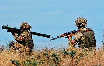 Бойцы ВСУ показали видео уничтожения колонны российской техники прямо на дороге