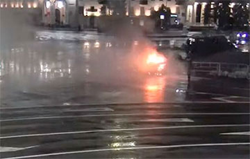 Момент, когда автомобиль на площади Победы вылетел прямо к монументу, попал на видео
