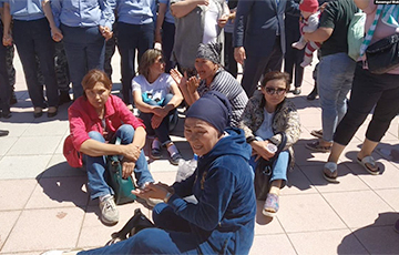 «Пусть к нам выйдет Токаев»: в Казахстане протестовали многодетные матери