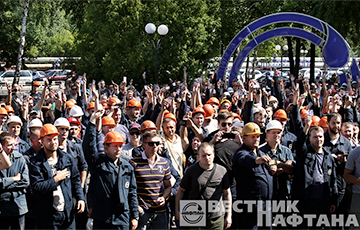 Более 300 работников «Нафтана» перешли из лукашенковского профсоюза в независимый