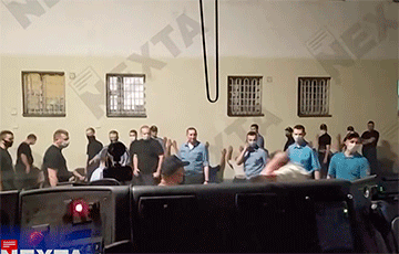 Опубликовано шокирующее видео о том, как обращаются с задержанными на Окрестина