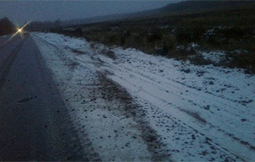 Фотофакт: Из-за снегопада на Гомельщине машины вылетали в кюветы